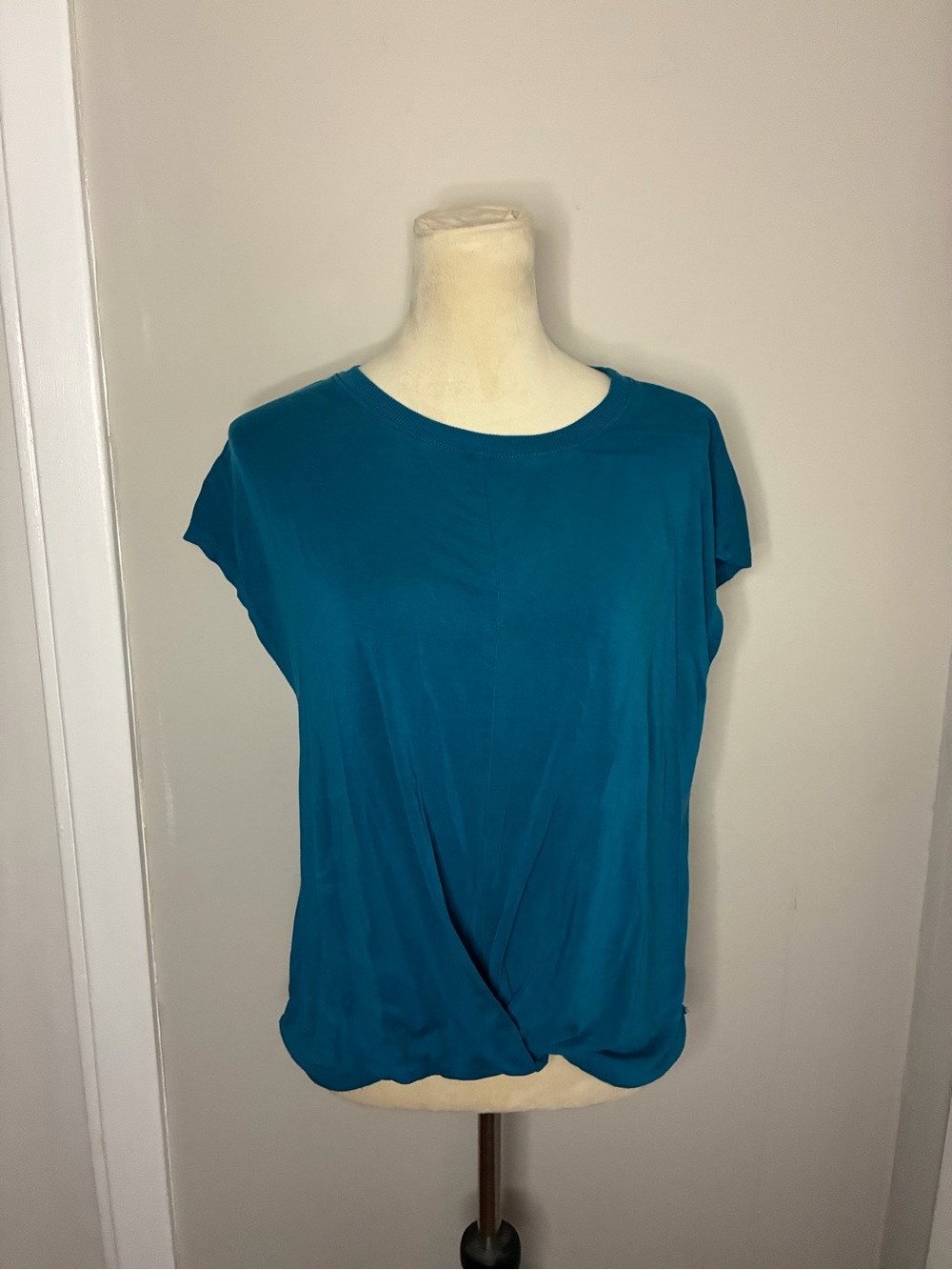 Time and Tru Twist Front Top